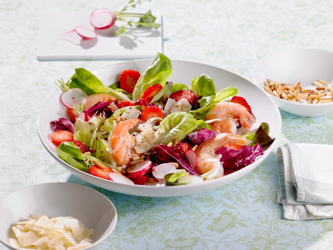 A colourful salad with prawns, strawberries and radishes