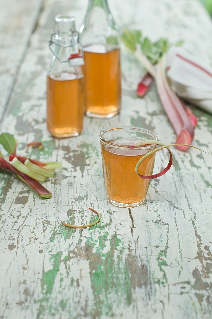 Selbstgemachter Rhabarbersaft im Glas und in der Flasche