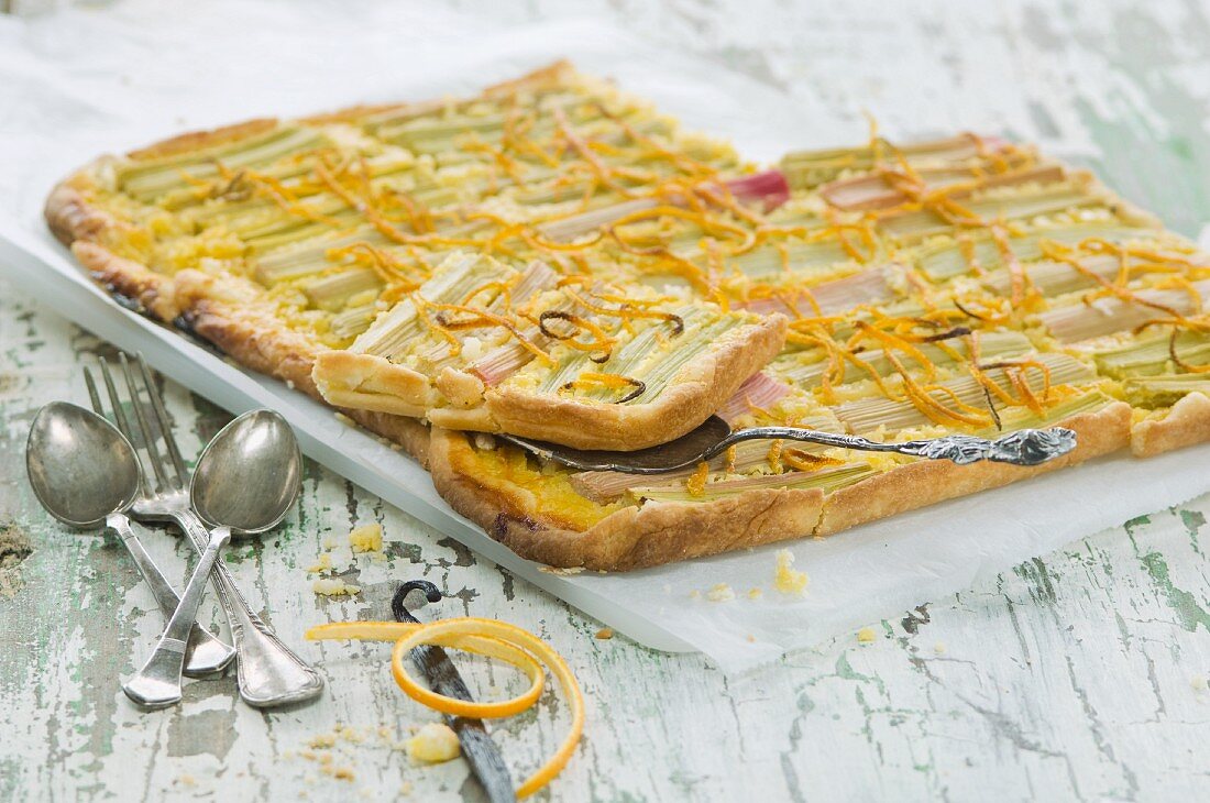 Rhubarb cake with oranges and vanilla