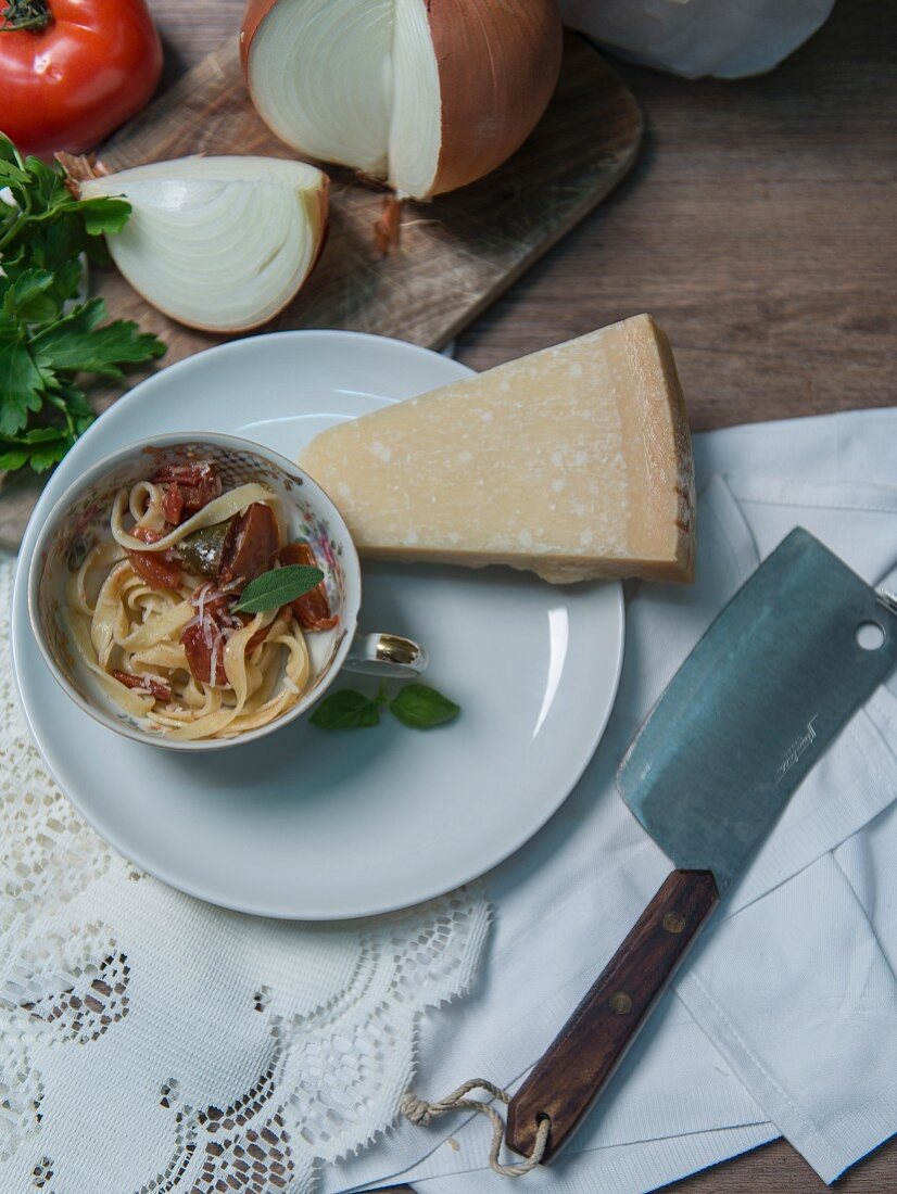 Tagliatelle mit Tomatenragout, Basilikum und Parmesan