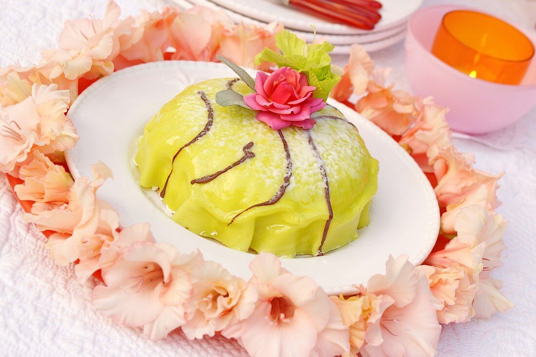 Minikuchen dekoriert mit Rosenblüte & Gladiolen