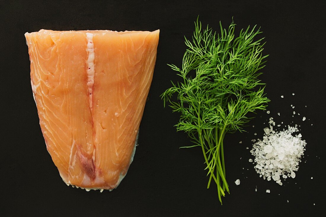 Zutaten für Graved Lachs: Lachs, Dill & grobes Salz (Aufsicht)