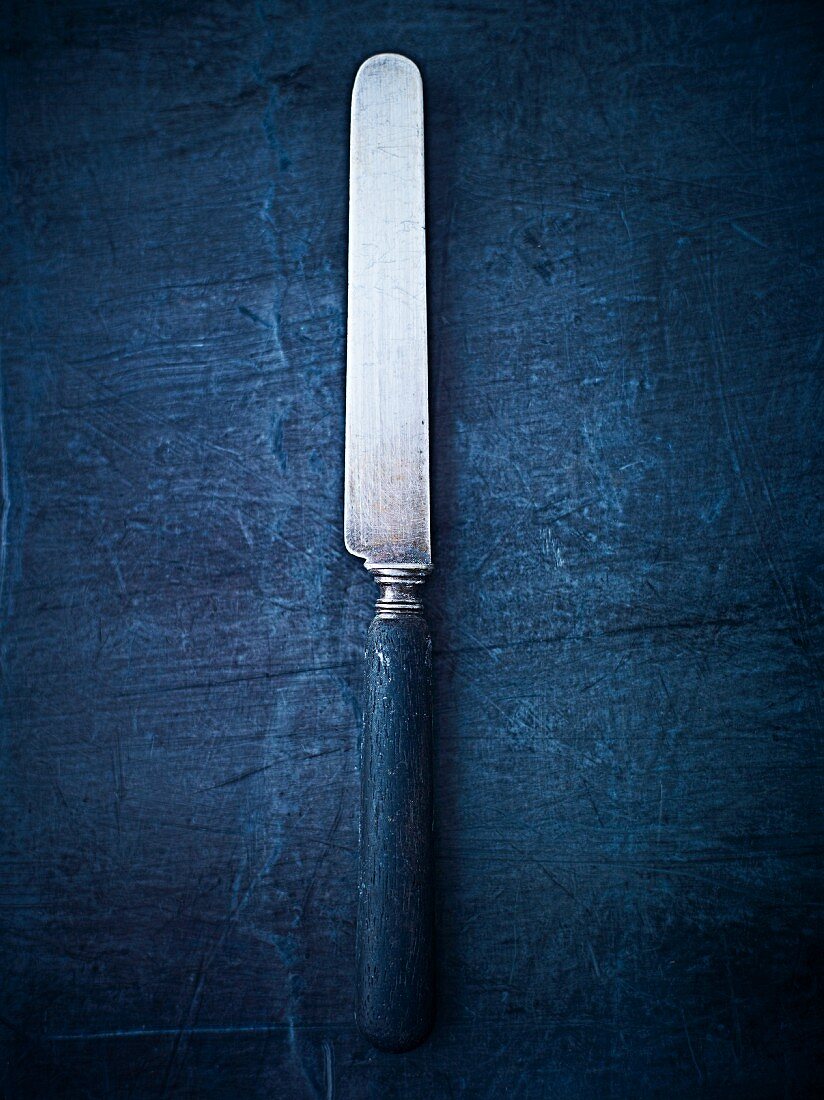 A antique knife (seen from above)