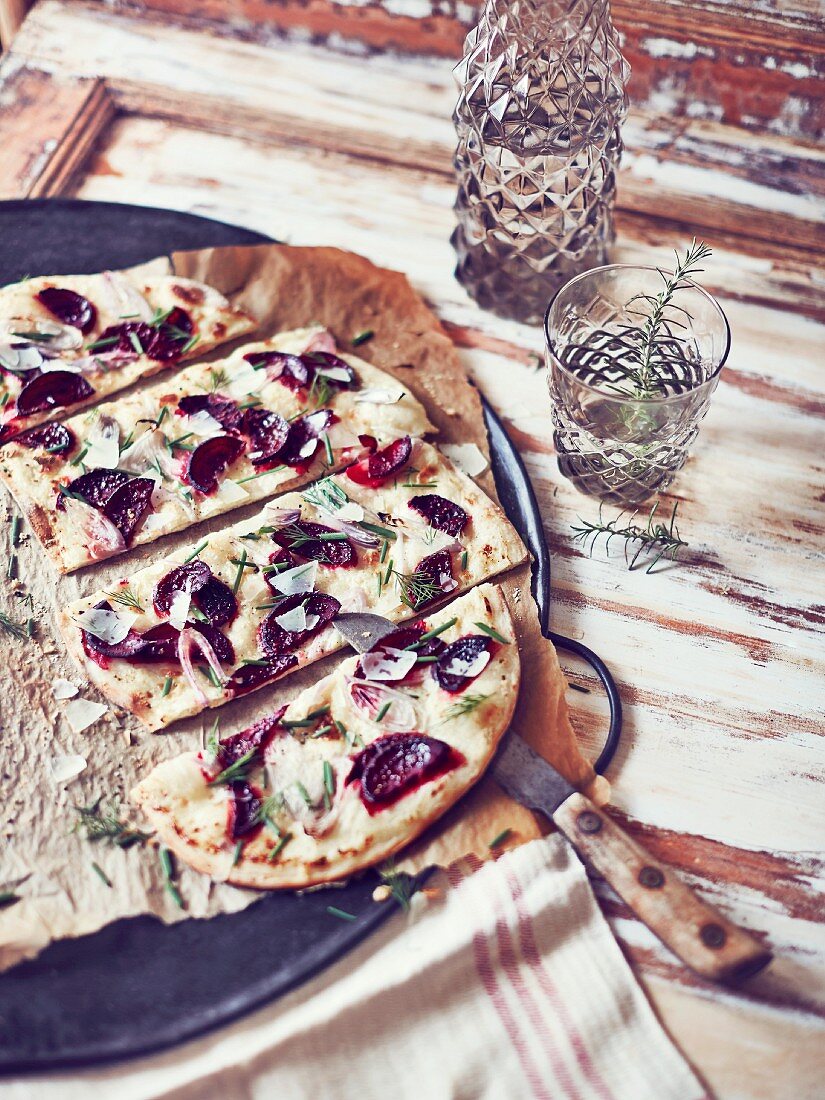 Rote-Bete-Flammkuchen, in Stücke geschnitten