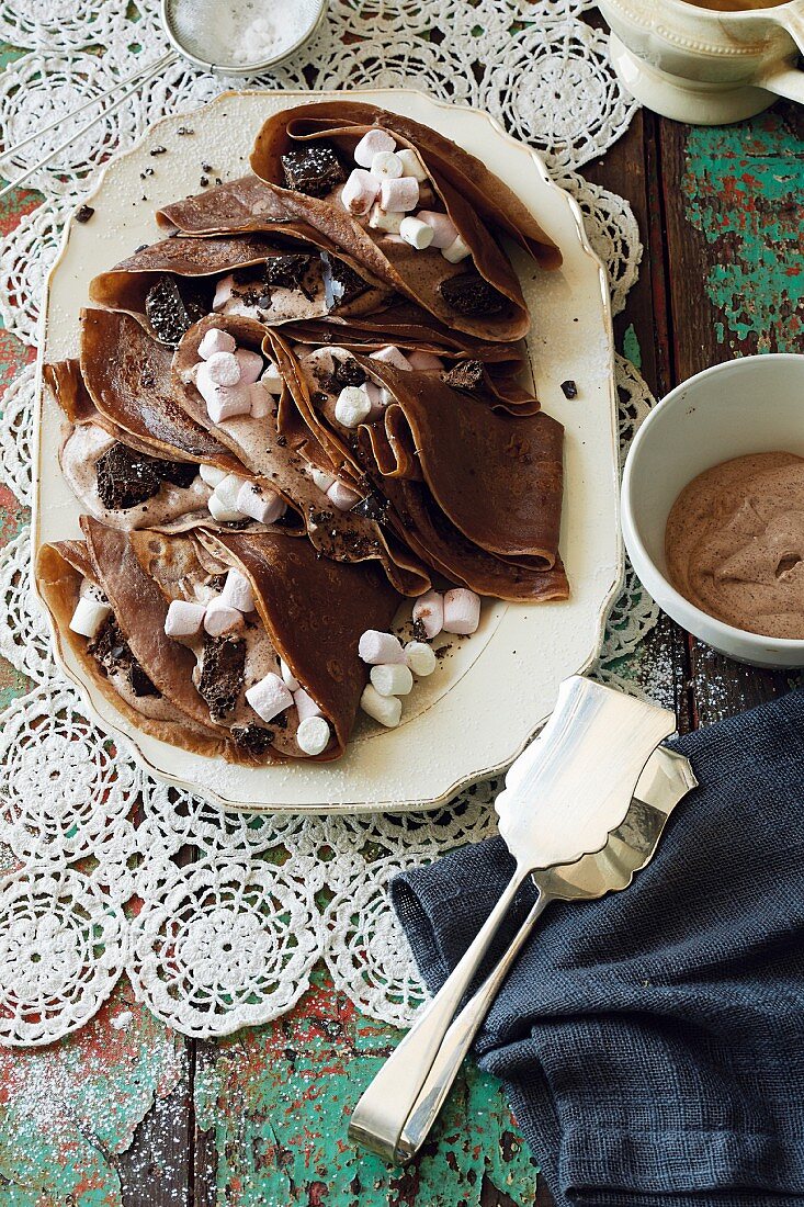 Schokoladen-Crêpes mit Marshmallows, Schokoladenstückchen und Schokoladencreme