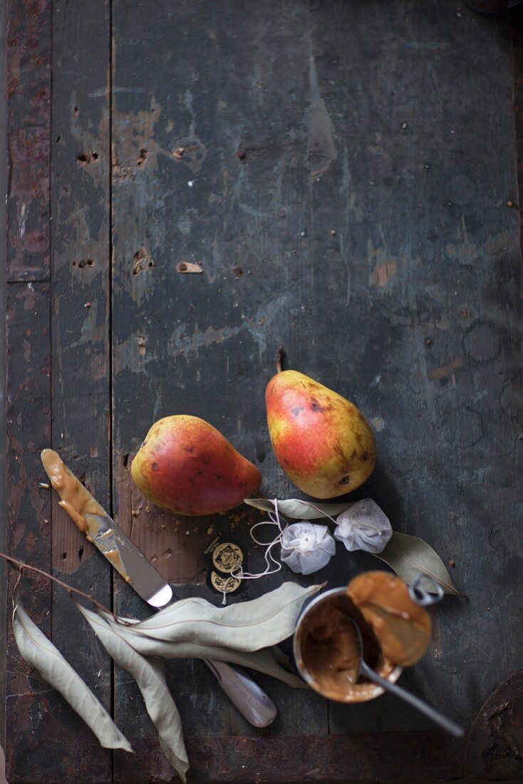Dessert ingredients: pears, rooibos tea and caramel cream