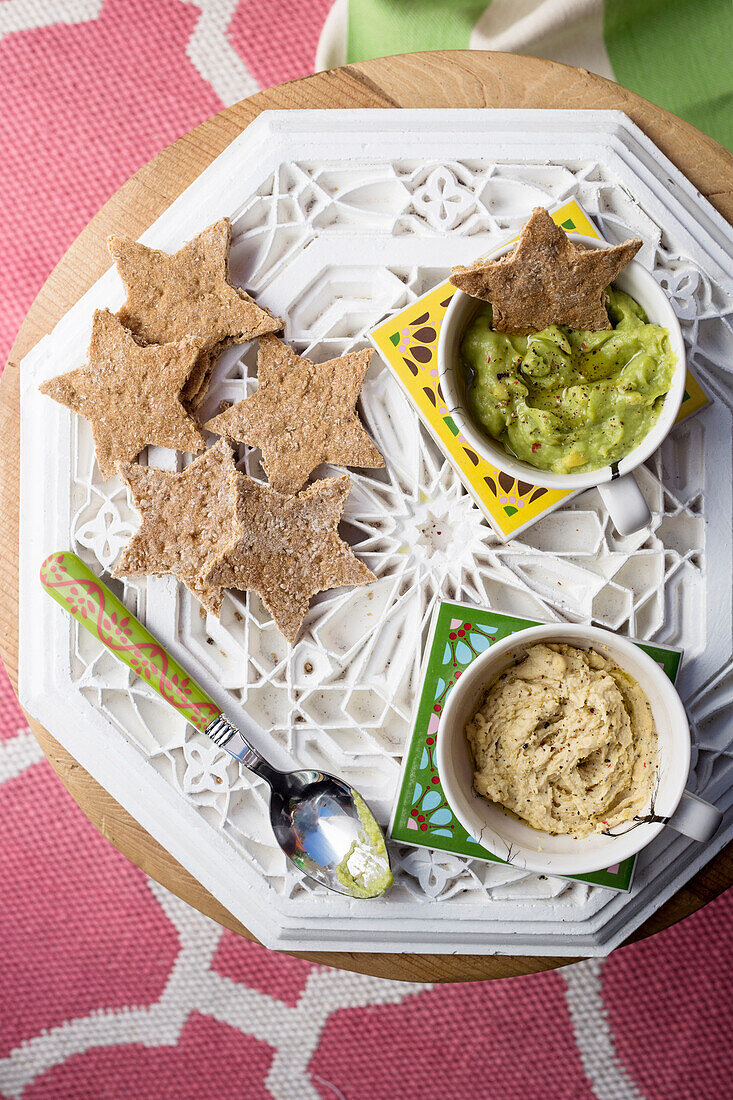 Star-shaped crispbread with two dips
