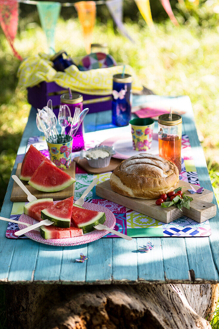Picknick mit Wassermelone und Caprese-Brot