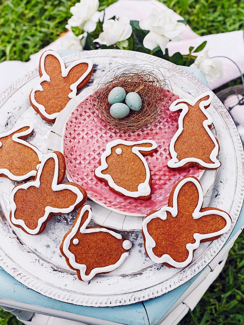 Easter bunny biscuits with ginger and icing