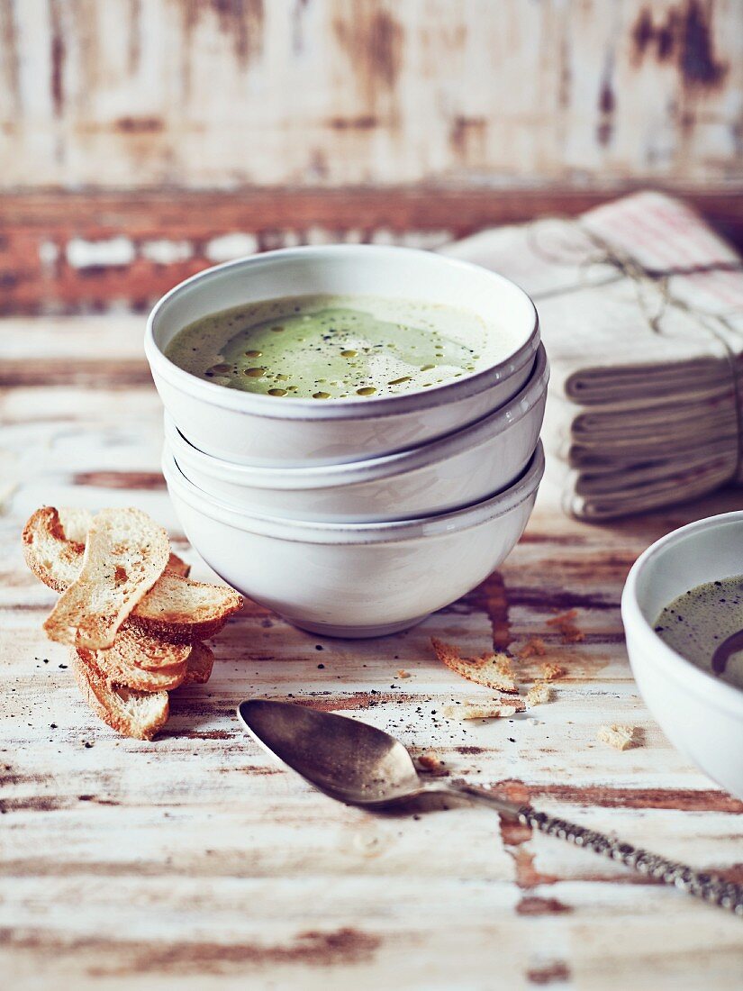 Petersilien-Erbsen-Suppe mit Brotchips