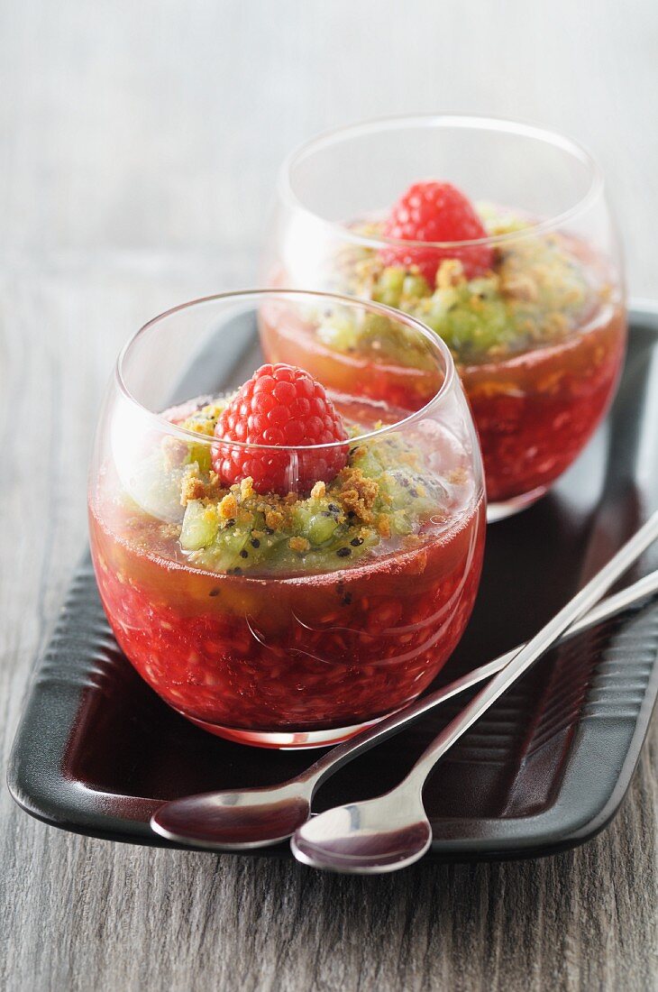 Raspberry mousse with kiwi