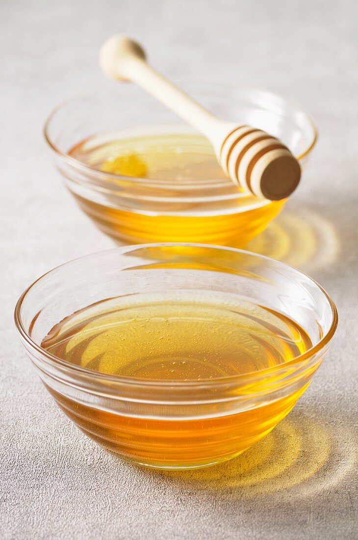 Zwei Glasschälchen mit Honig