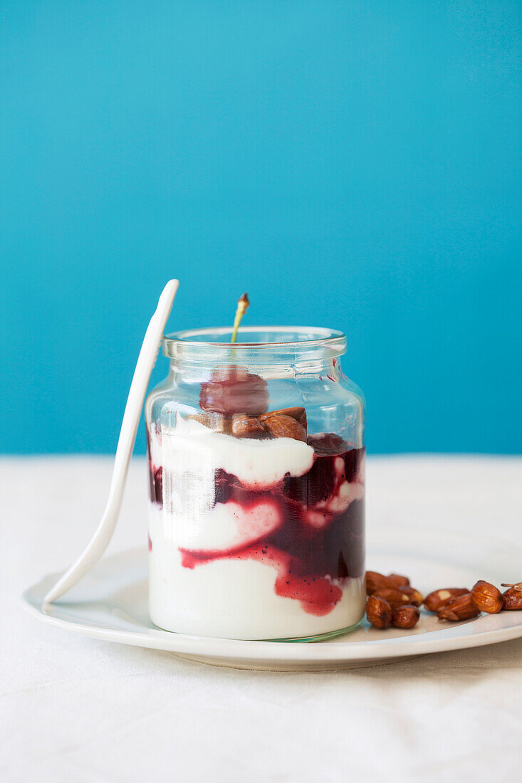 Greek-joghurt parfait with cherries and honey-almonds