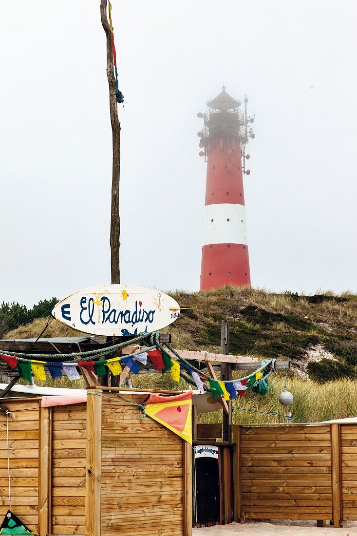 Strandbar vor dem Leuchtturm bei Nebel, Hörnum