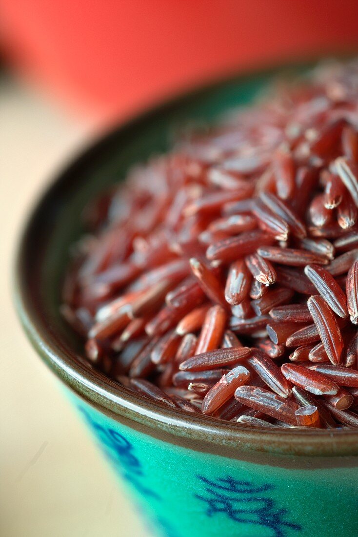 Red rice in an oriental bowl (close-up)