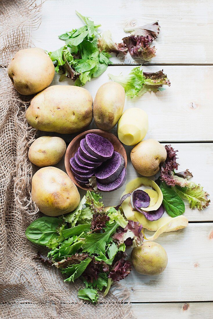 Stillleben mit Kartoffeln und Salatblätter