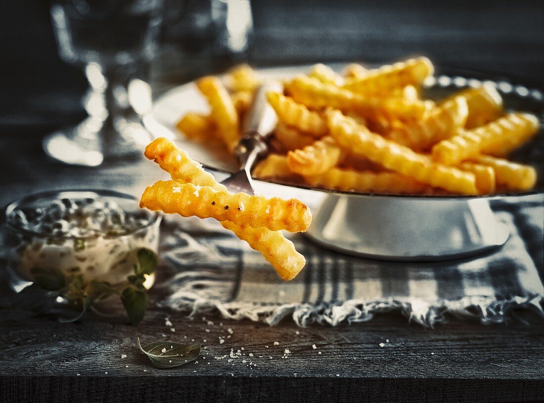 Crinkle-cut chips in a metal dish