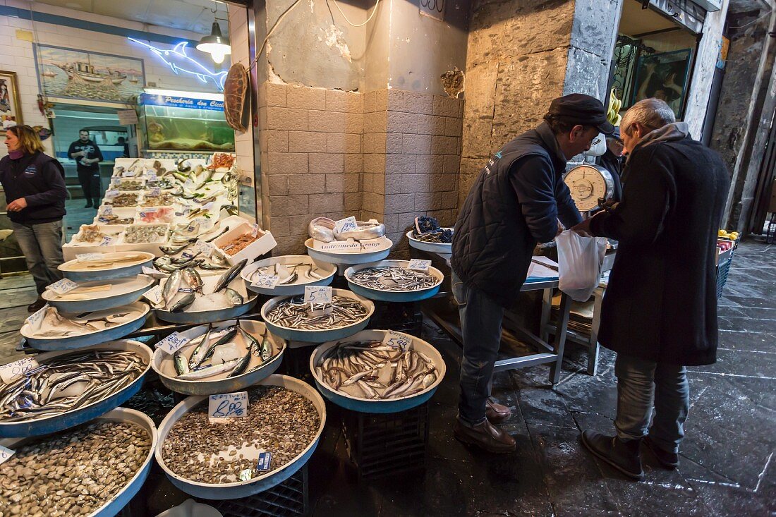 Fischgeschäft in der historischen Innenstadt von Neapel (Italien)