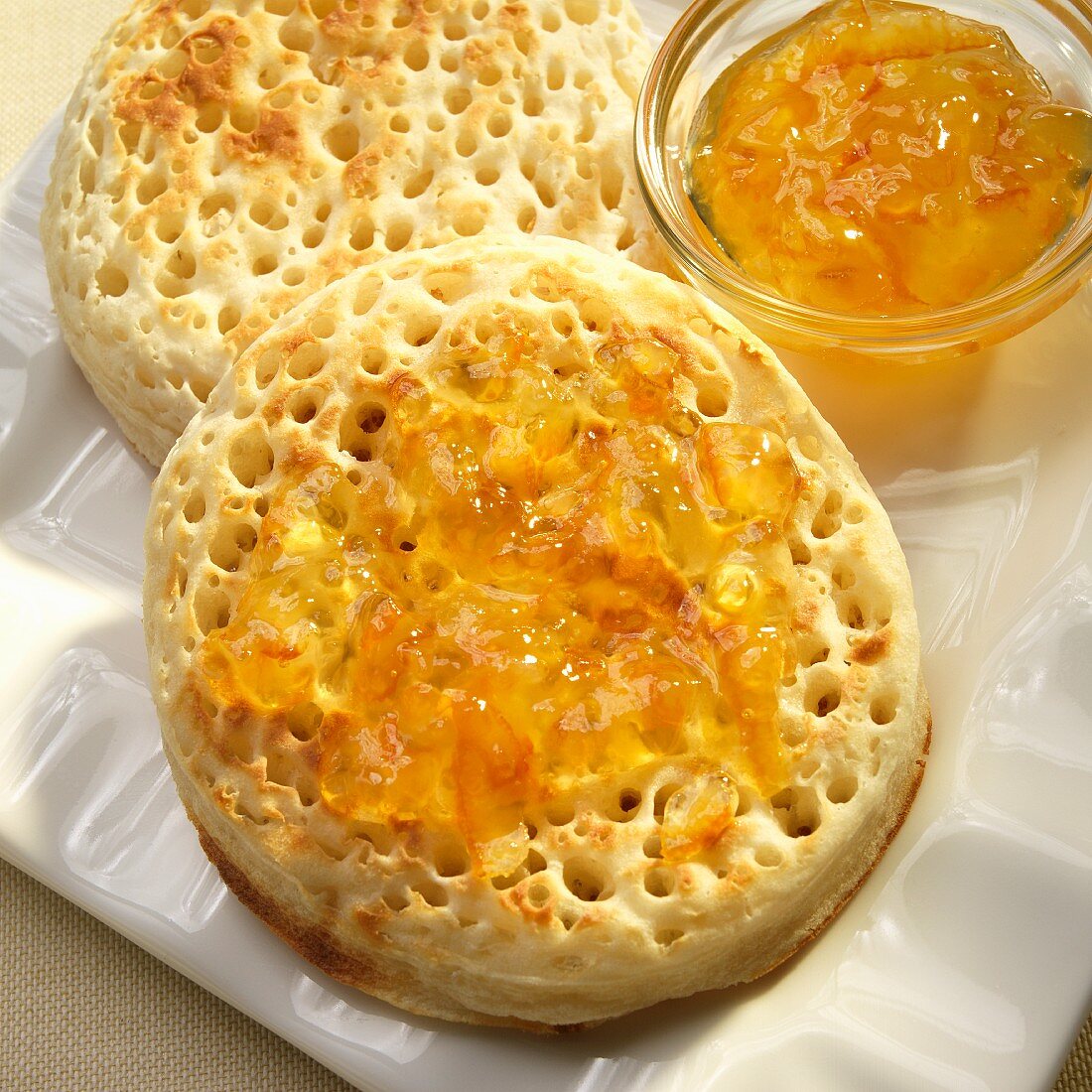 Crumpet mit Orangenmarmelade