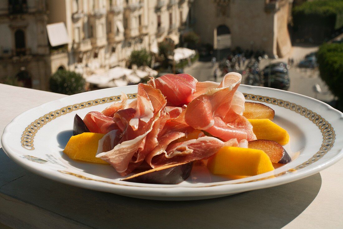 Ham with melon and plums