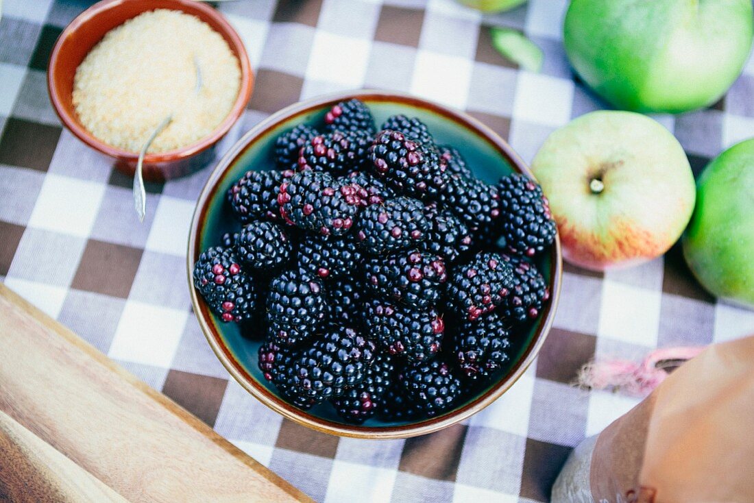 Frische Brombeeren, Äpfel und Zucker