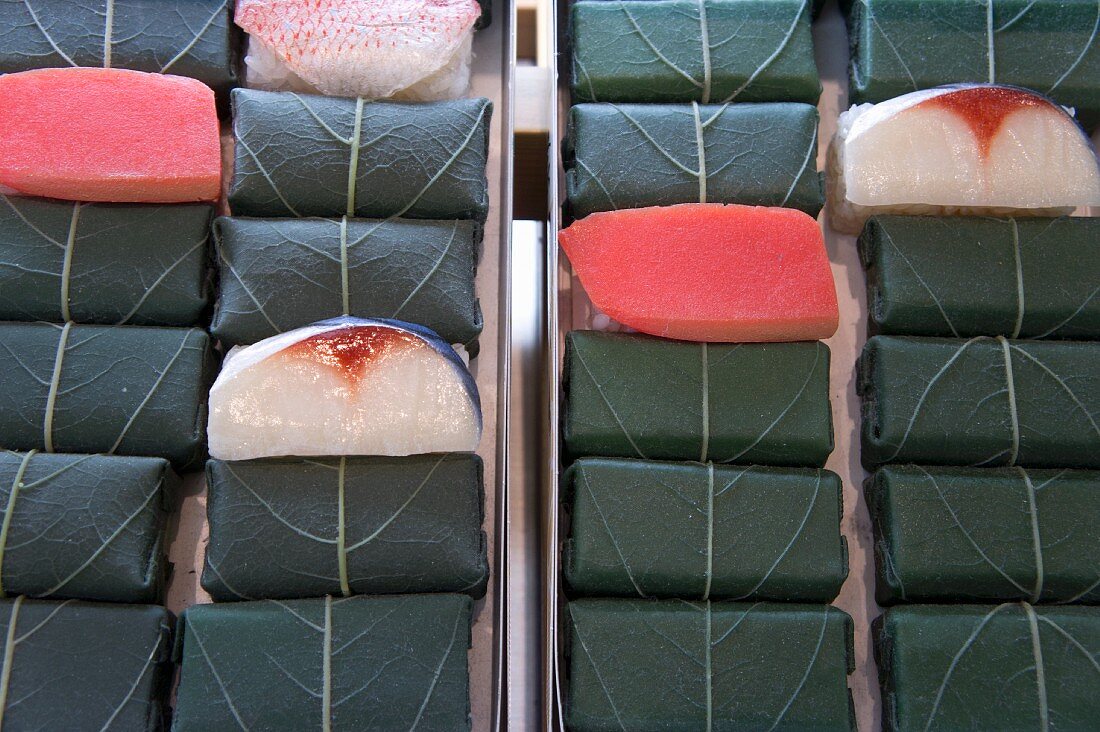 Sushi in Blätter gehüllt