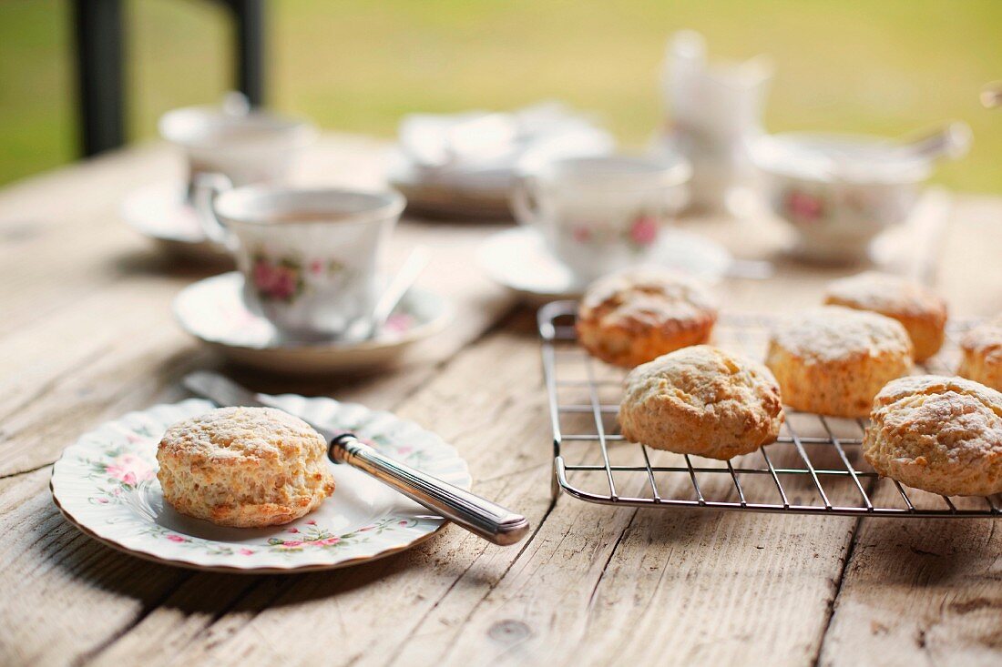 Teatime: Gedeckter Tisch mit Tee & Scones