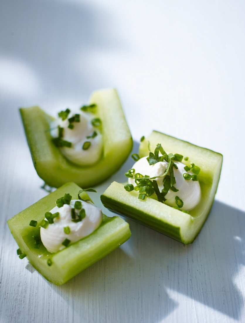 Cucumber canapés with cream cheese