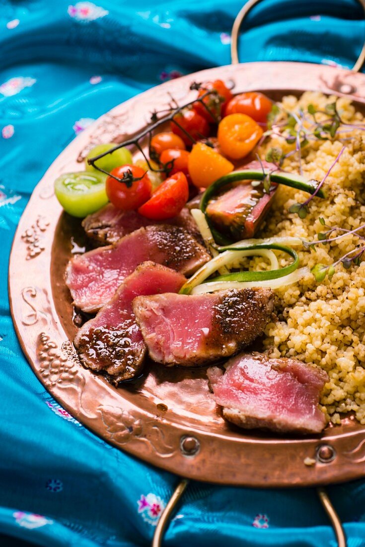 Gebratener Thunfisch mit Garam Masala, dazu Bulgur undTomaten