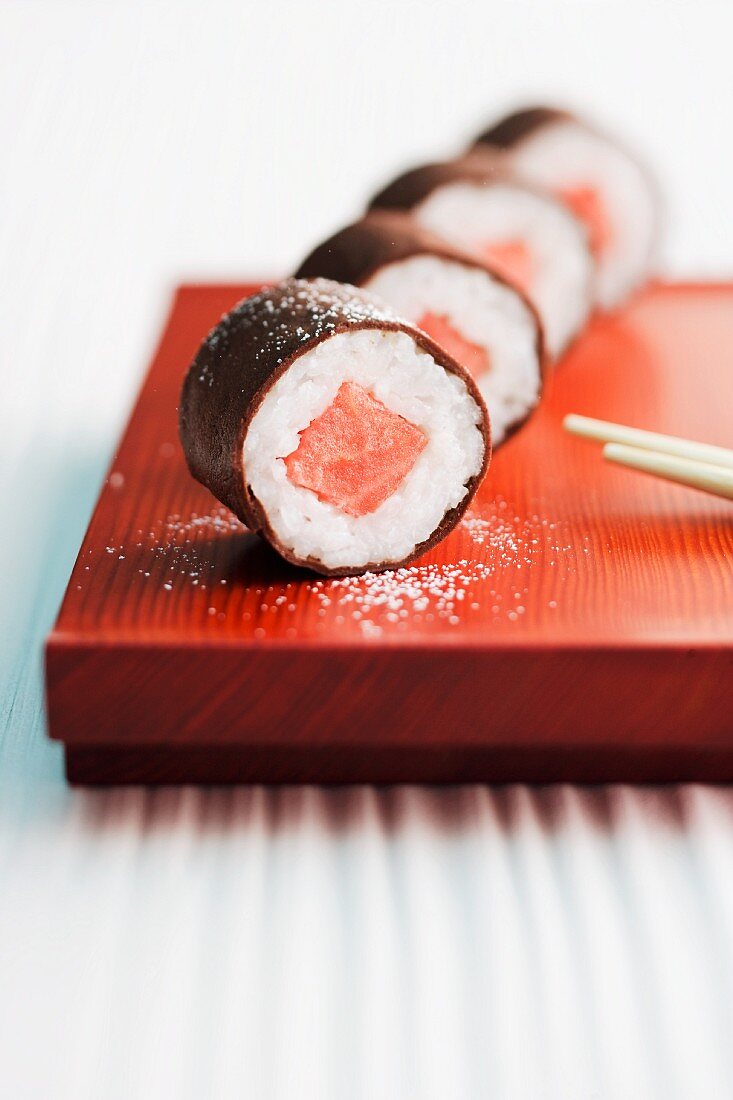 Süsse Maki-Sushi mit Wassermelone
