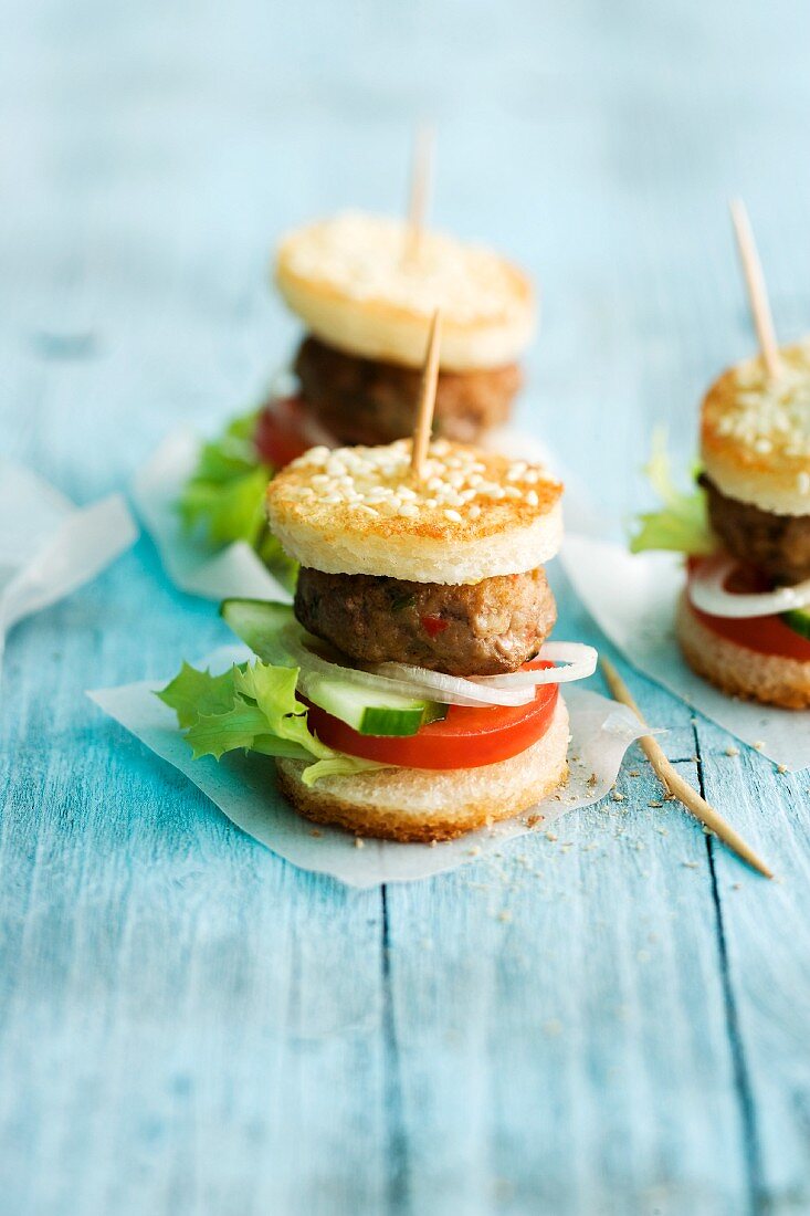 Mini burgers with sesame seeds