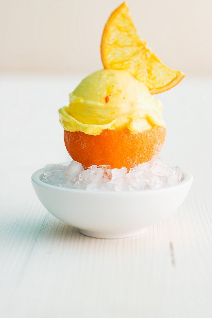 Orange-Safran-Eis in der Orangenschale