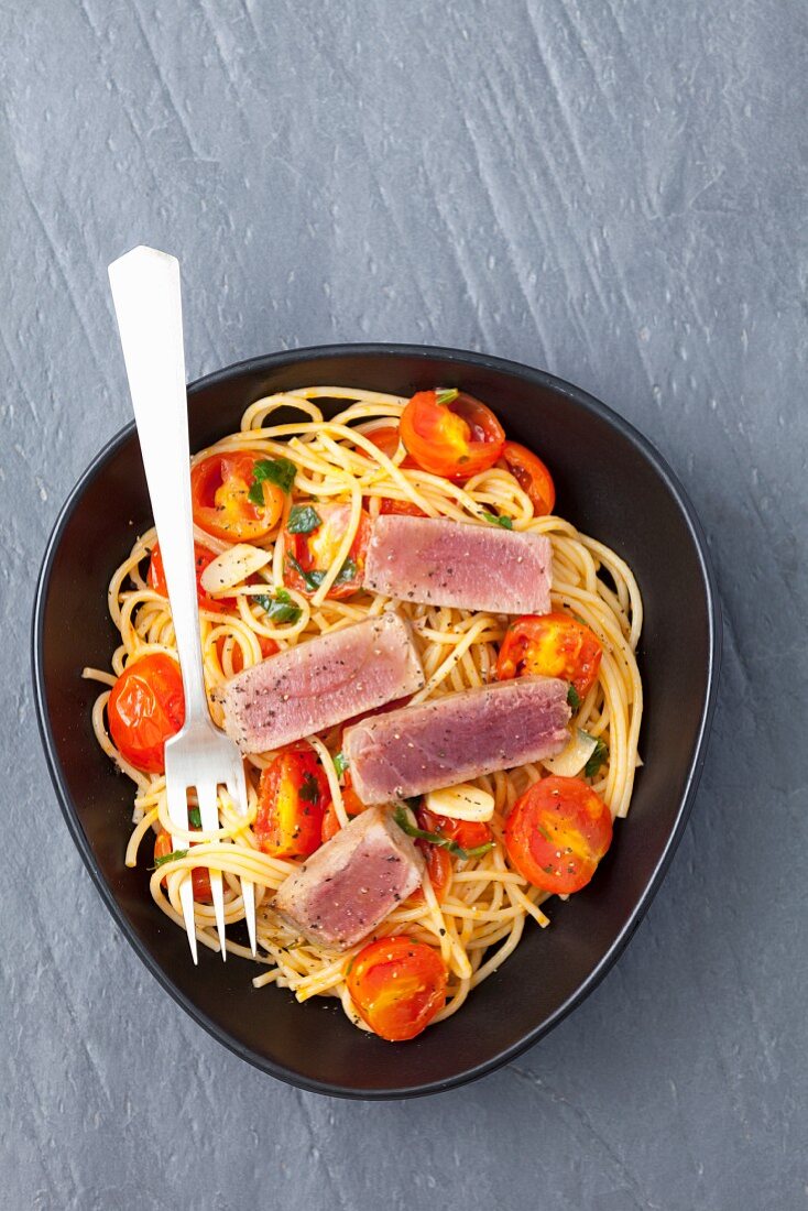 Spaghetti mit Kirschtomaten und Thunfischsteak