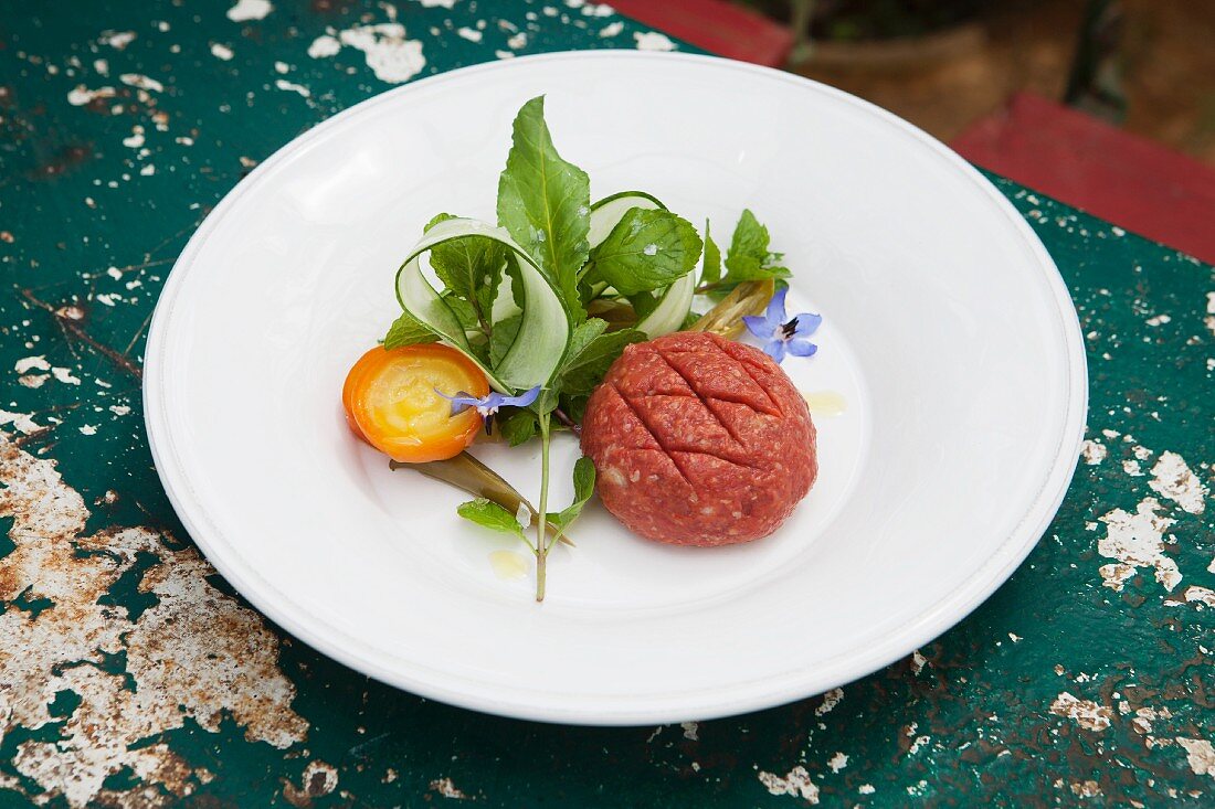 Raw minced meat with a salad garnish