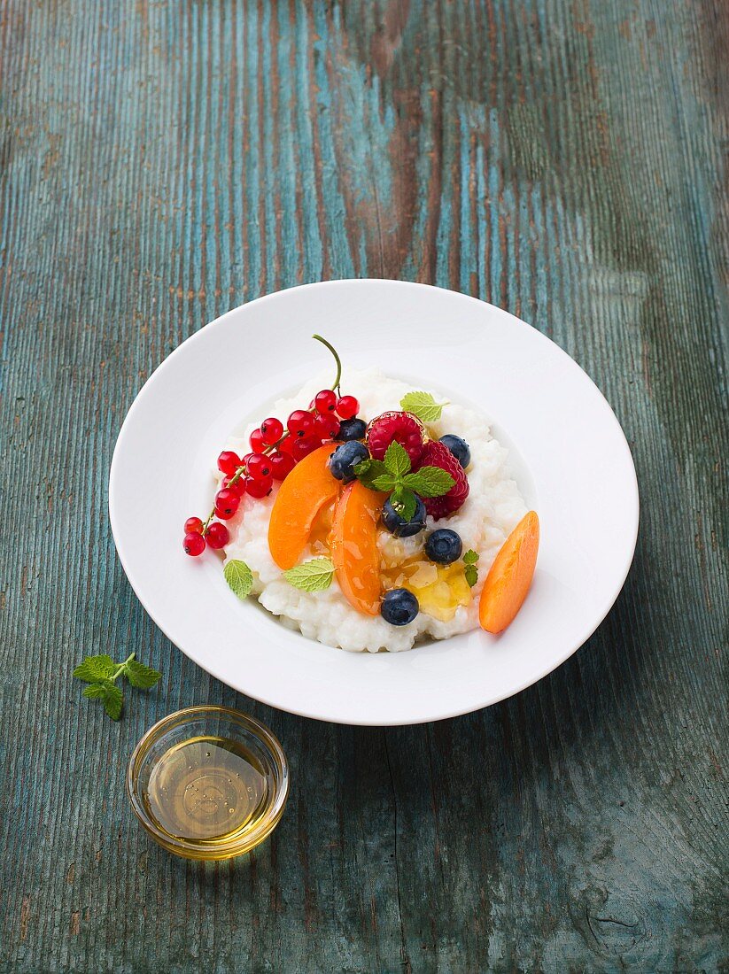 Rice pudding with fruit and honey