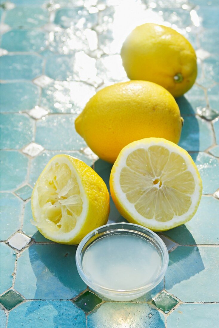 Zitronen und Zitronensaft