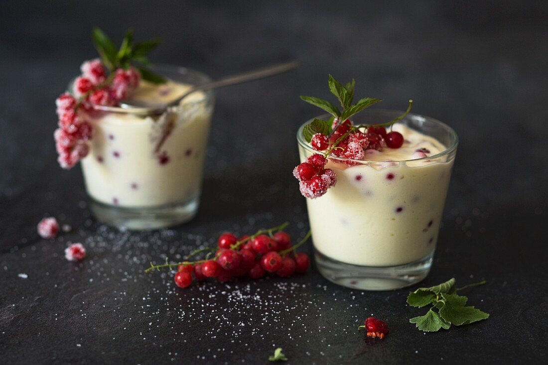 Mascarpone cream with redcurrants