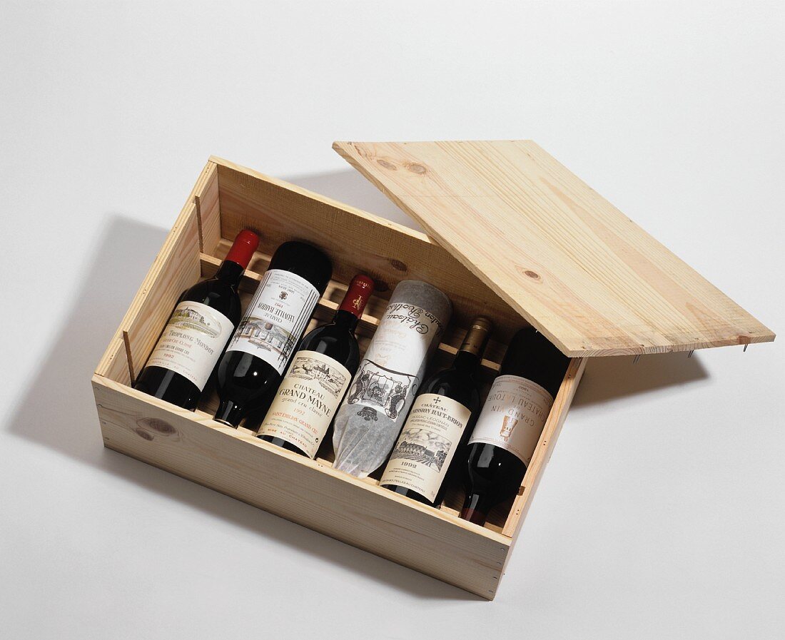 Französische Rotweinflaschen in einer Holzkiste