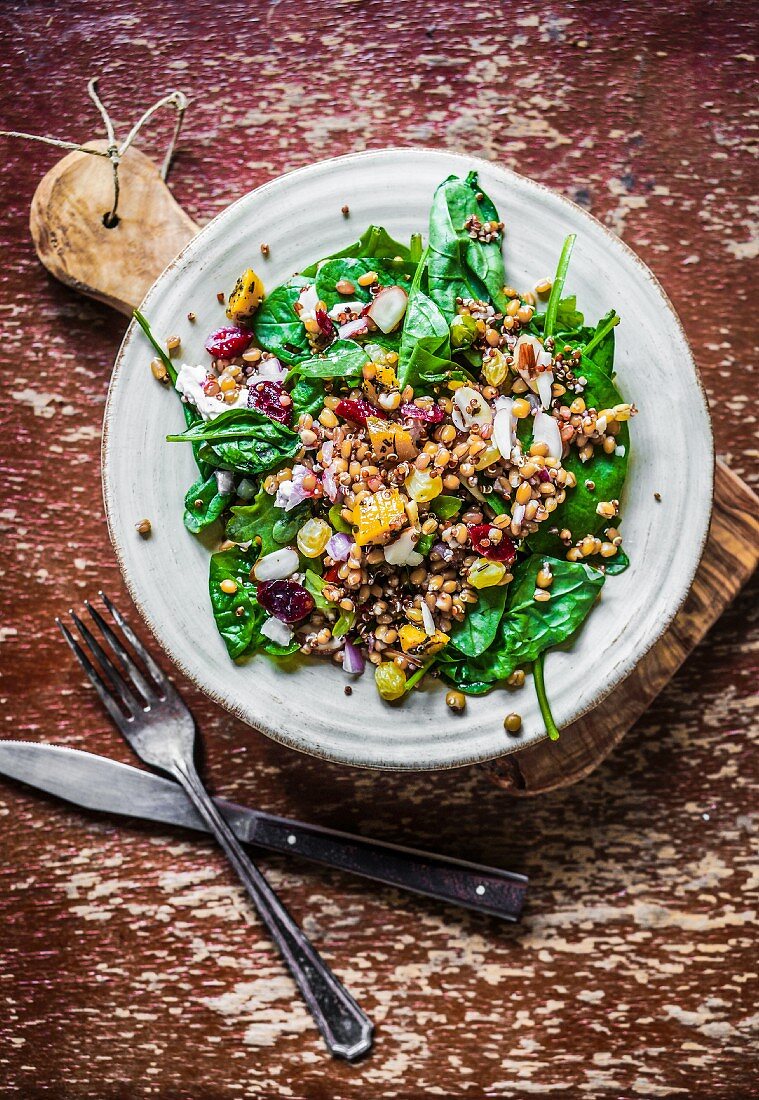 Spinach salad with quinoa, butternut squash, pepper and tomatoes