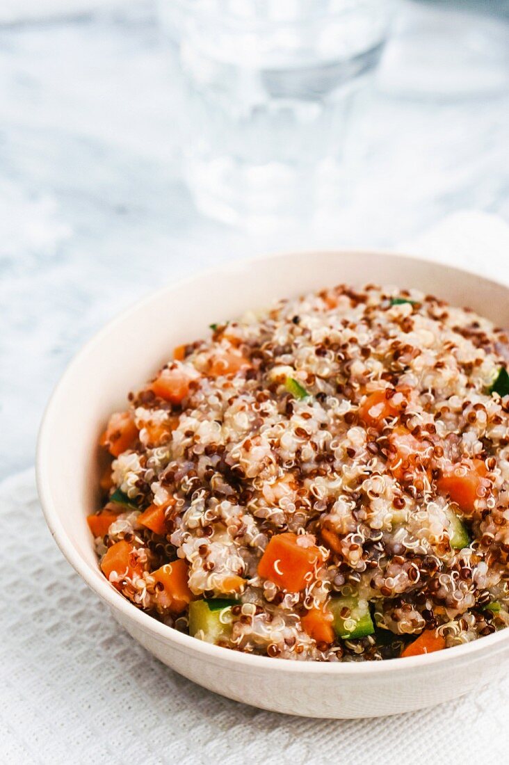 Couscous mit Gemüse in einer Schüssel