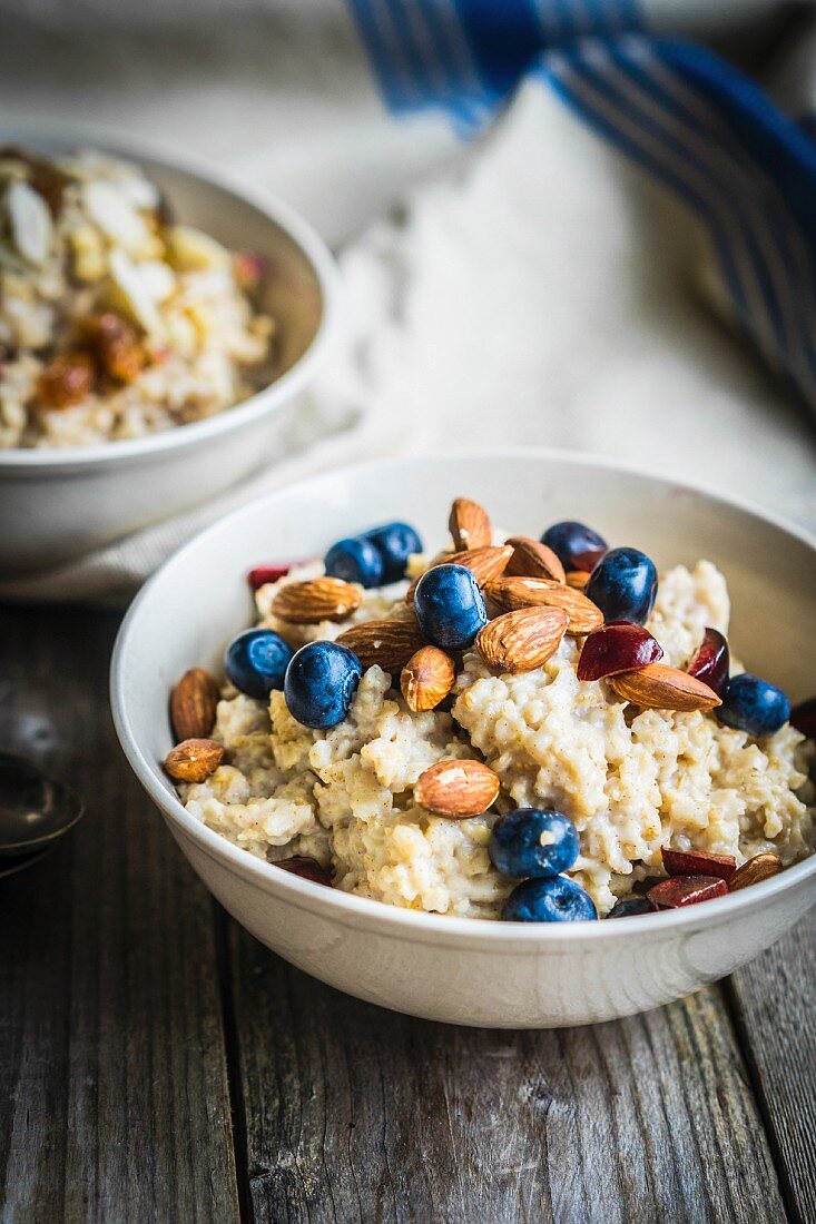 Porridge with blueberries and almonds