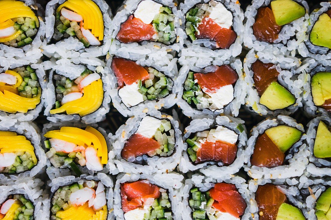 Sushi-Vielfalt (bildfüllend)