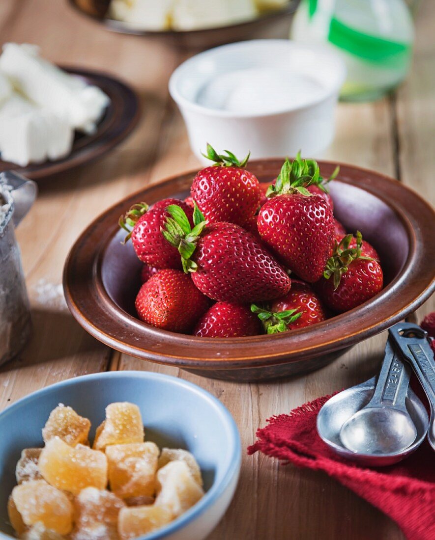 Zutaten für Ingwer-Erdbeer-Shortcakes: Erdbeeren, Butter, Sauerrahm, Mehl, Ingwer, Sahne
