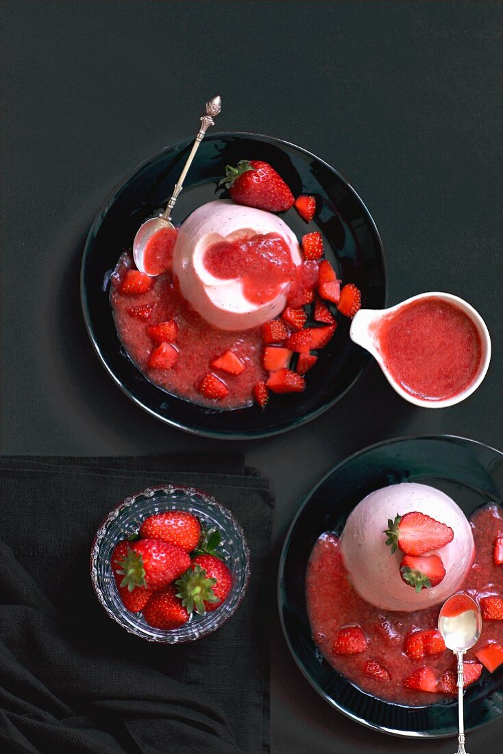 Erdbeer-Pannacotta mit Erdbeersauce