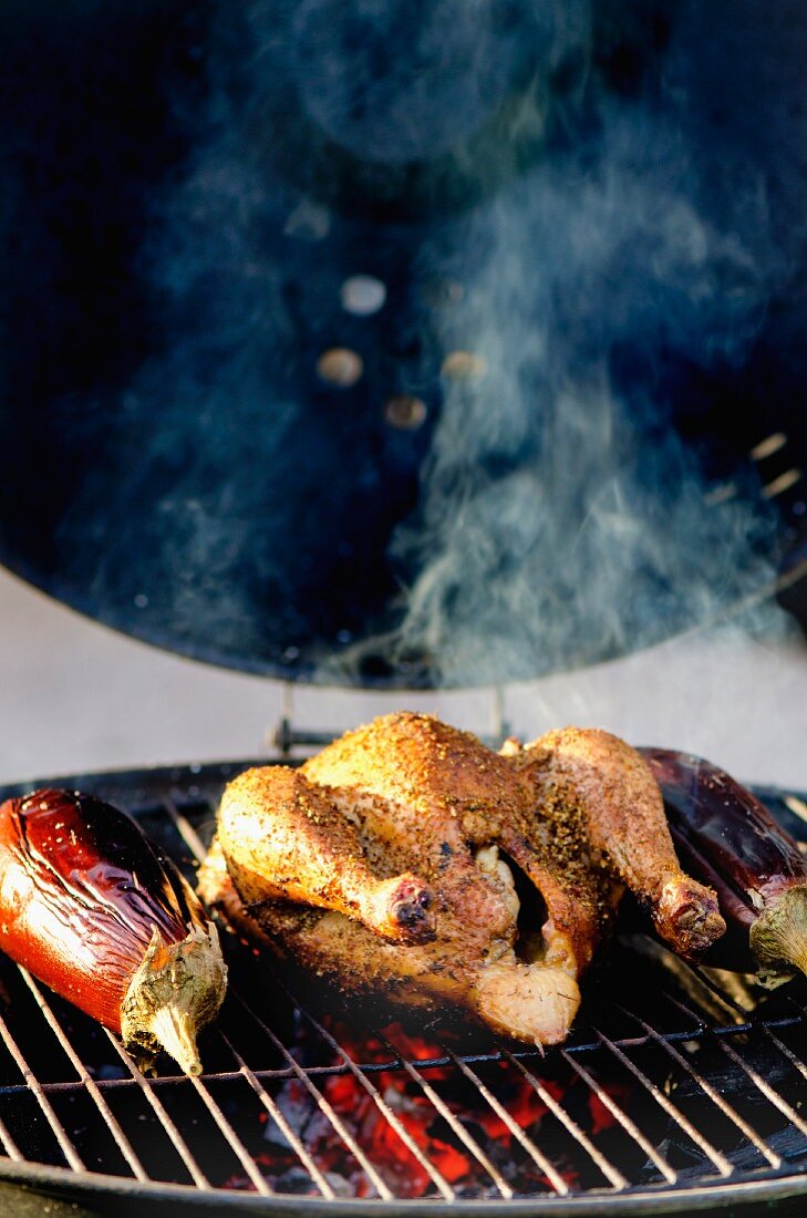 Hähnchen und Auberginen auf dem Grill (Libanon)