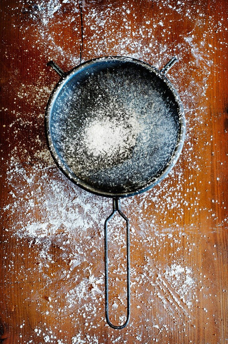 A sieve with icing sugar (seen from above)