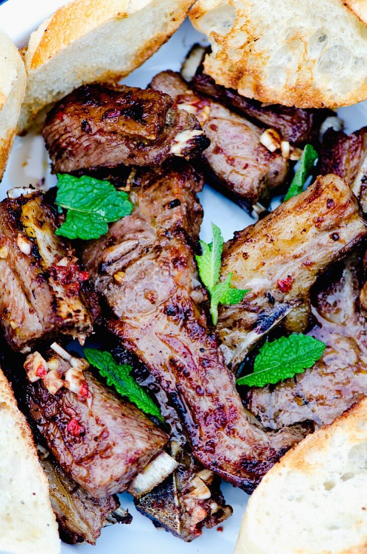 Spicy grilled lamb chops with mint and grilled bread