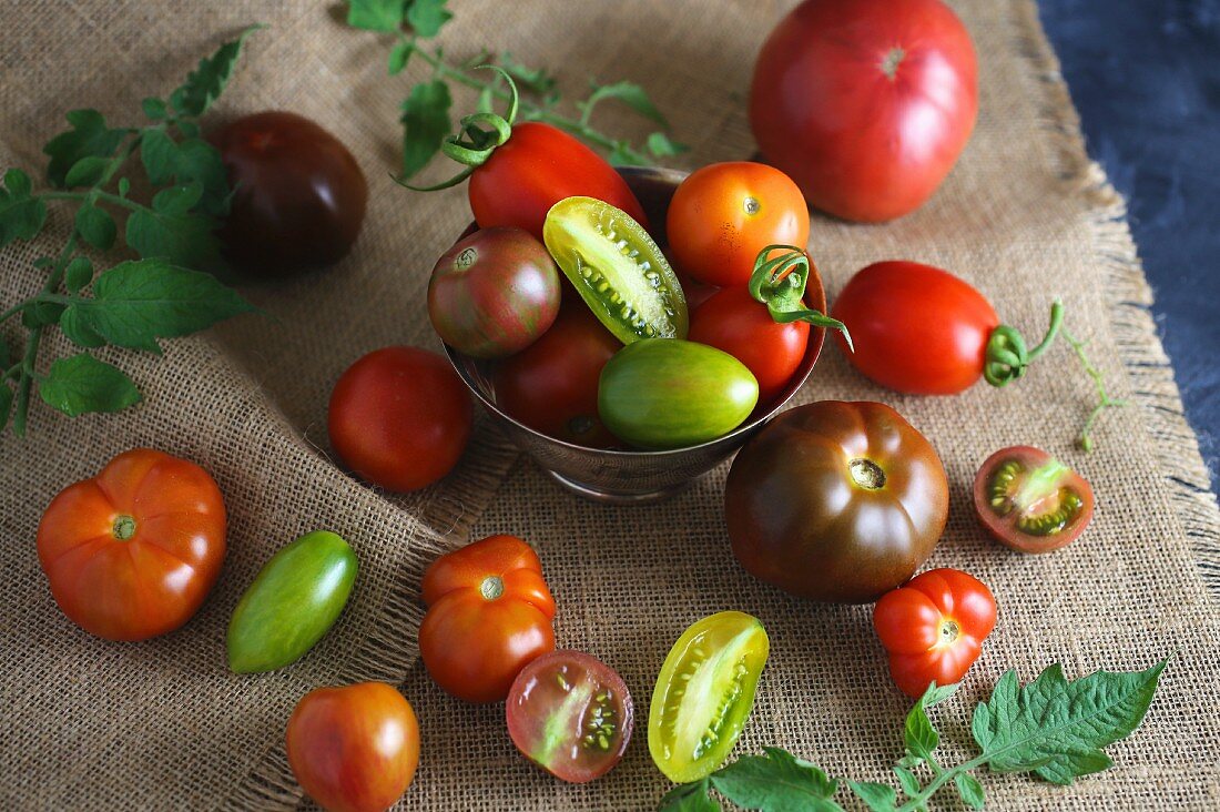 Verschiedene Heirloom-Tomaten, ganz und halbiert