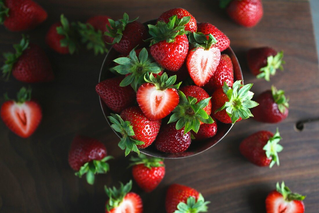Frische Erdbeeren in Silberschale und daneben