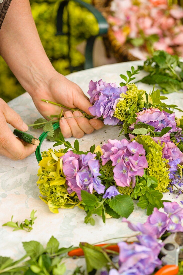 Blumen und Kräuter zum Kranz binden